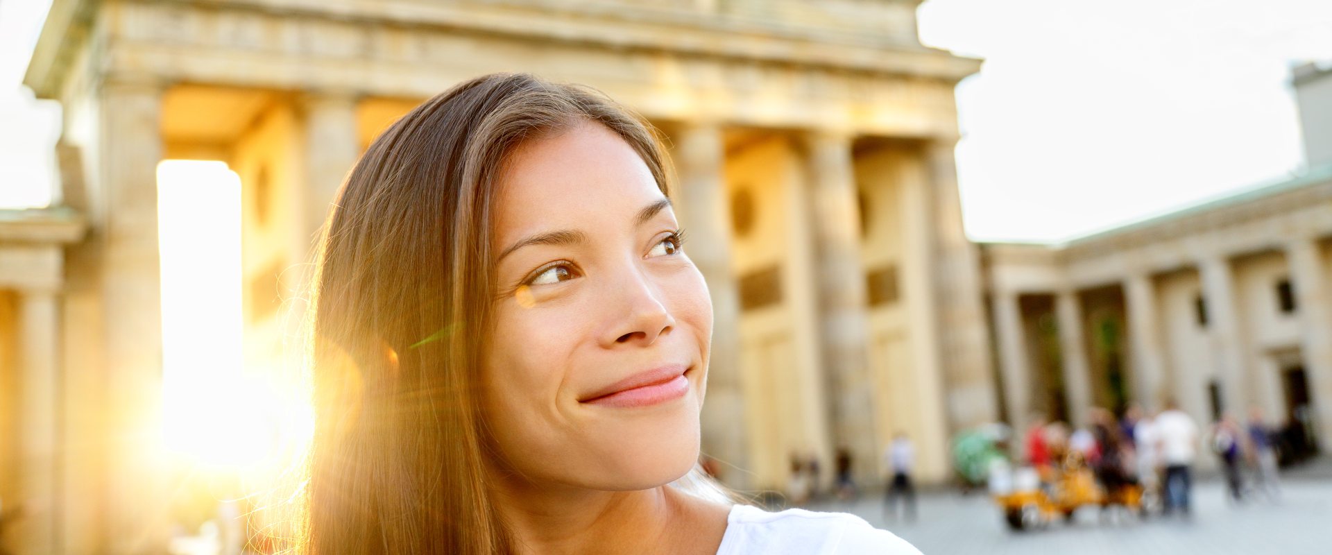 Solo female traveler in Berlin in front of the Brandenberg Gate.