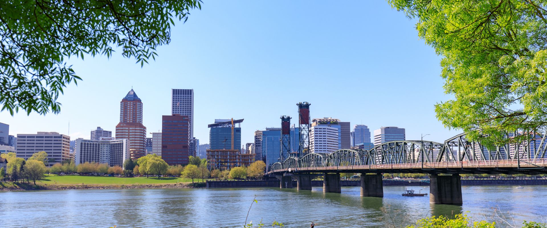 Waterfront Park with Hawthorne Bridge on the Willamette River in downtown Portland, Oregon