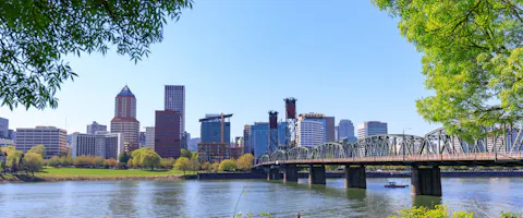 Waterfront Park with Hawthorne Bridge on the Willamette River in downtown Portland, Oregon