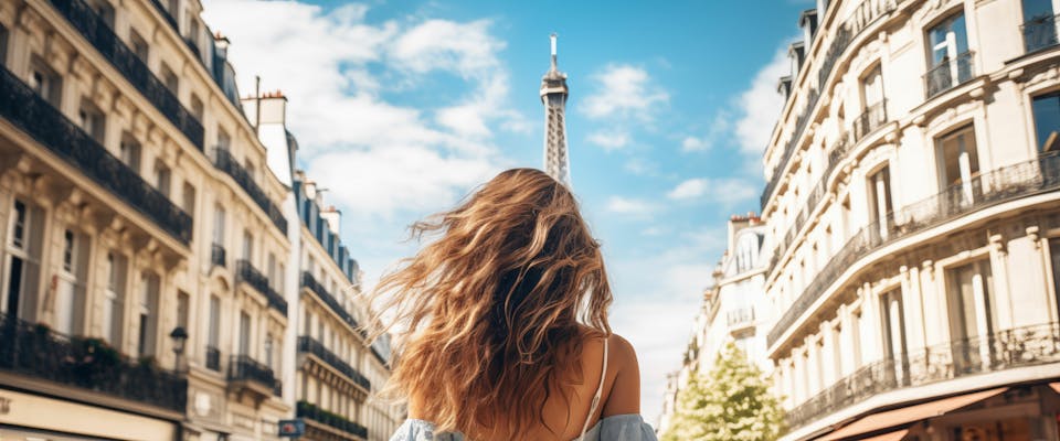 a solo female traveler in paris facing the Eiffel tower