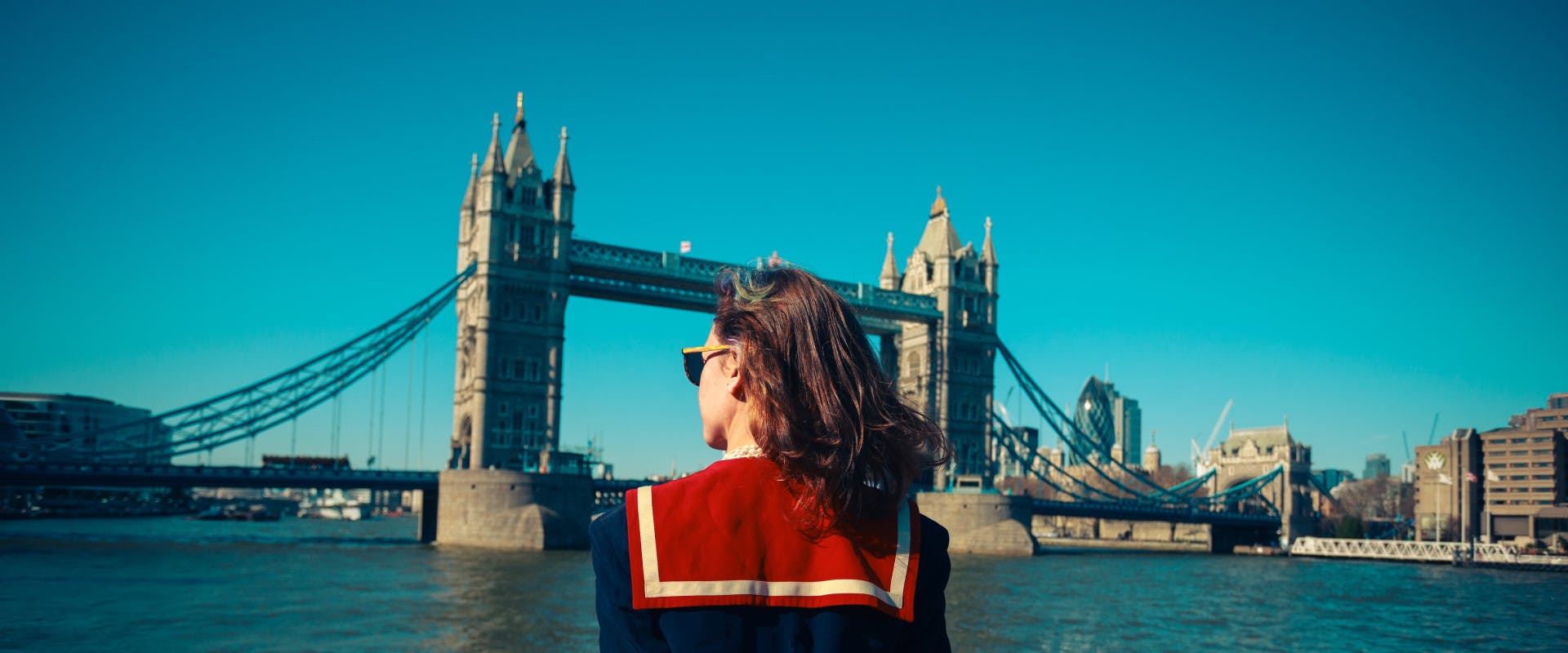 A solo female traveler in London sightseeing.  