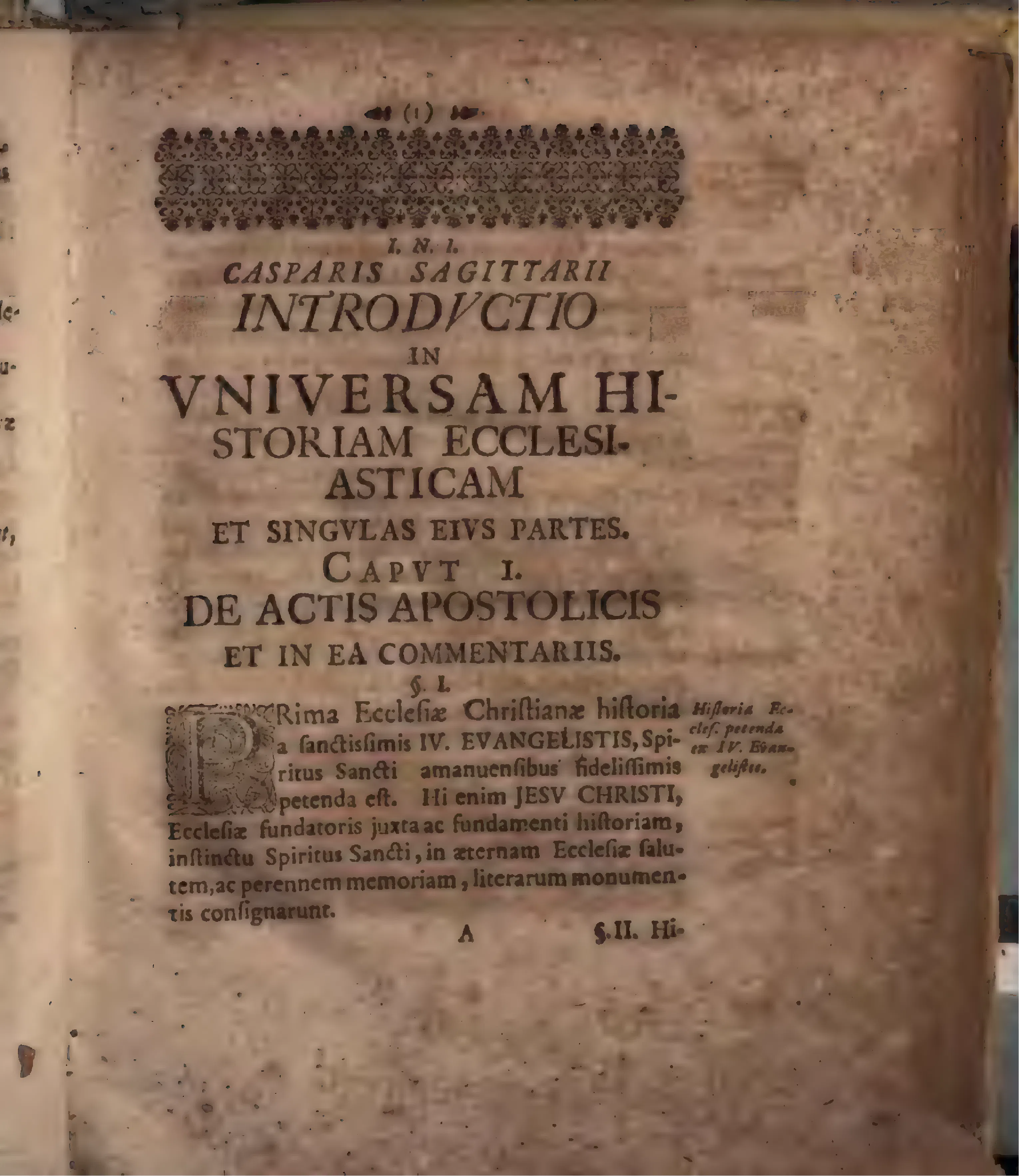 A foliate headpiece and ornate initial mark the opening of Caput I, De Actis Apostolicis, before any catalogue of commentators appears. The printed marginal cue Historia Eccles. petenda ex IV. Evangelistis and the appeal to the Evangelists' written monuments set the premise: ecclesiastical history begins in preserved texts.