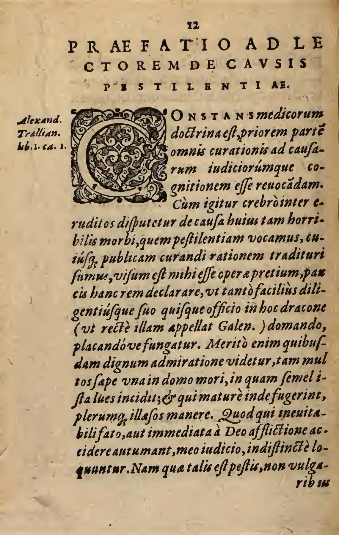 The decorated initial opening Ewich's preface on the causes of pestilence lends visual weight to its governing premise: cure begins with knowledge of causes and signs, an axiom here redirected toward civic governance. A marginal citation to Alexander of Tralles and Galen's "dragon" ground what follows in medical authority.
