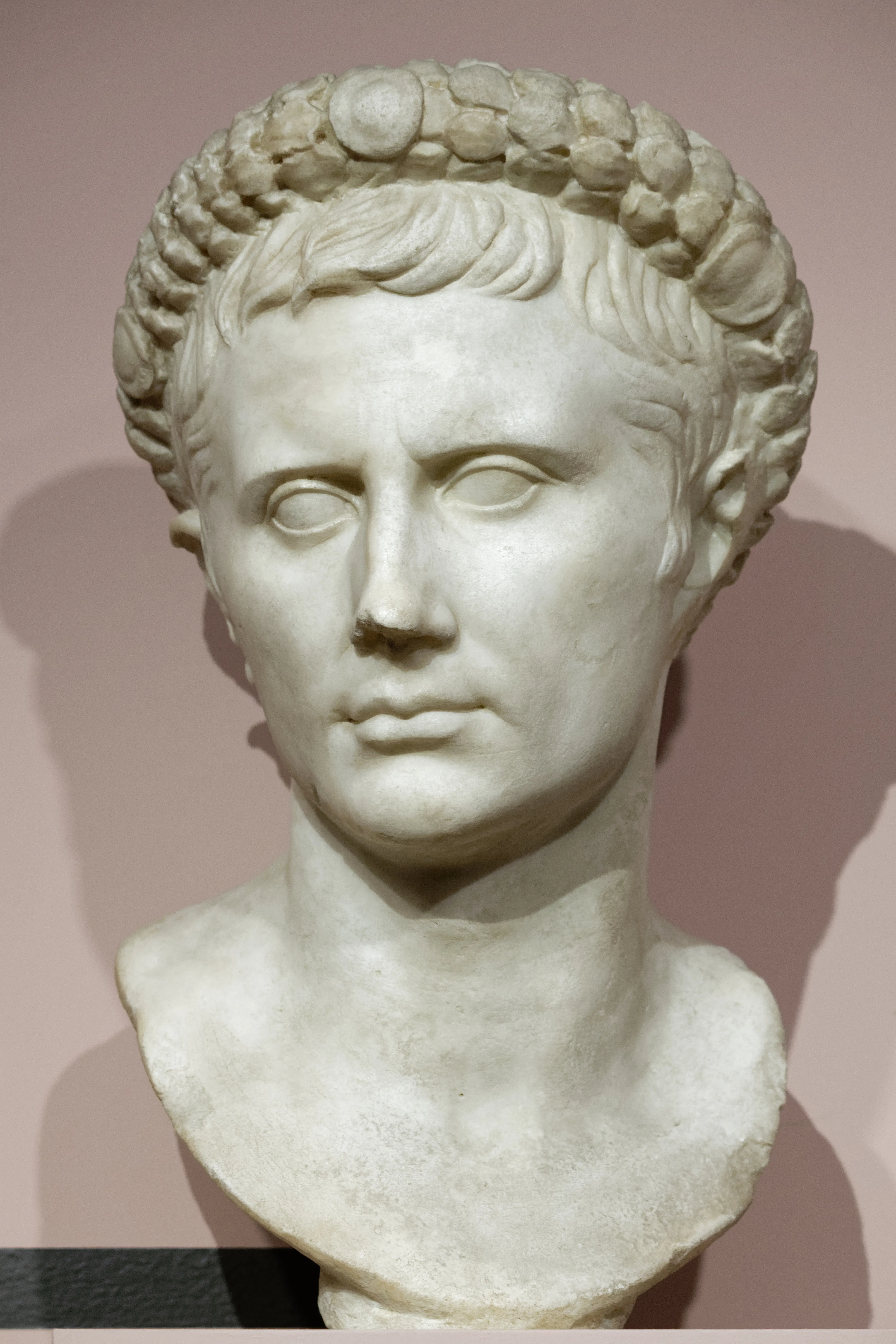 A gem-crowned marble portrait of Augustus evokes the imperial fiscal world that gave Budé his ancient point of comparison: census ratings, revenues, and monumental opulence weighed against the exactions of his own France. Its calm, idealized face is less a direct illustration of his argument than a reminder that his critique of modern taxation depended on turning Roman administrative memory into a measuring rod.