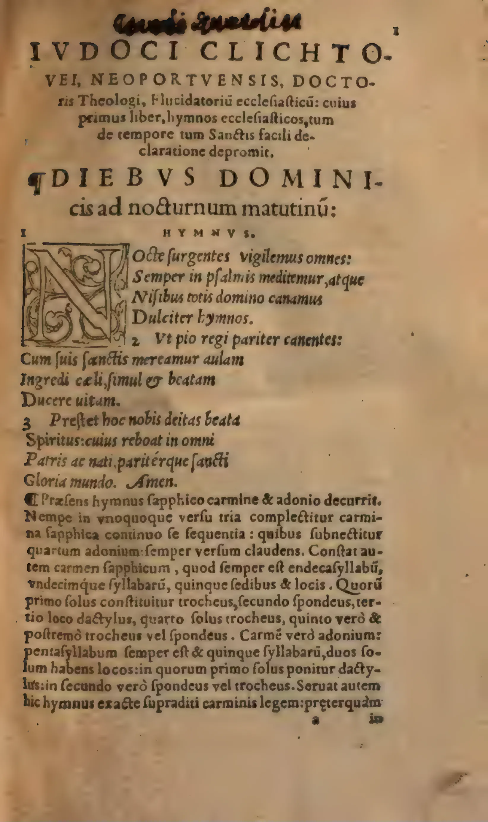 Opening Book I's hymn exposition, the italic text of "Nocte surgentes vigilemus omnes" begins with a large foliate woodcut initial before giving way to prose commentary on its Sapphic-Adonic meter.