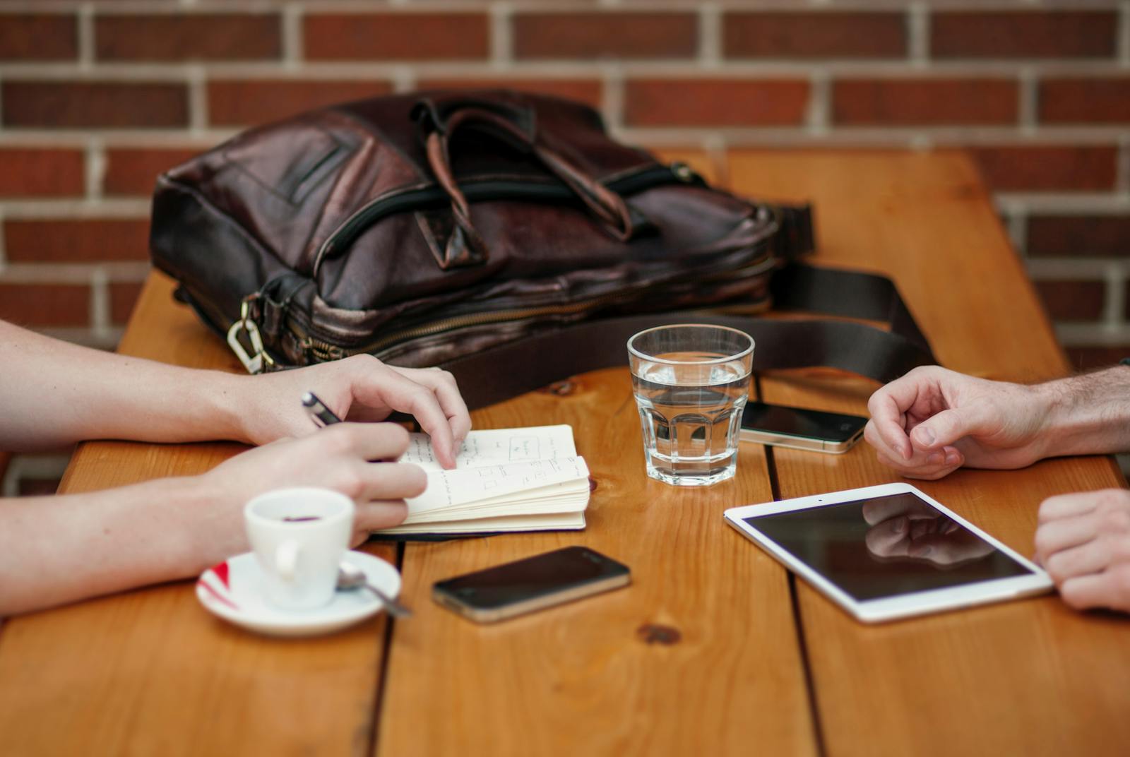 People using technology at a cafe.