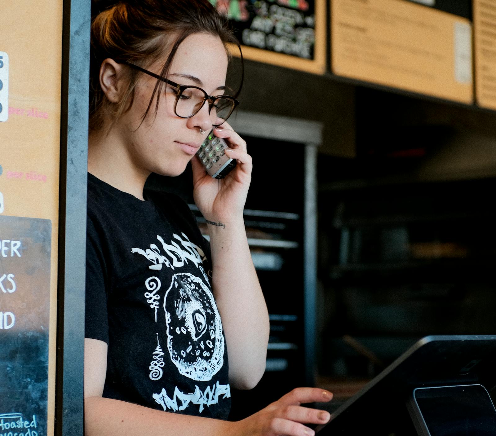 A staff member using Otter's Restaurant Operating System at Big Daddy Bagels. 