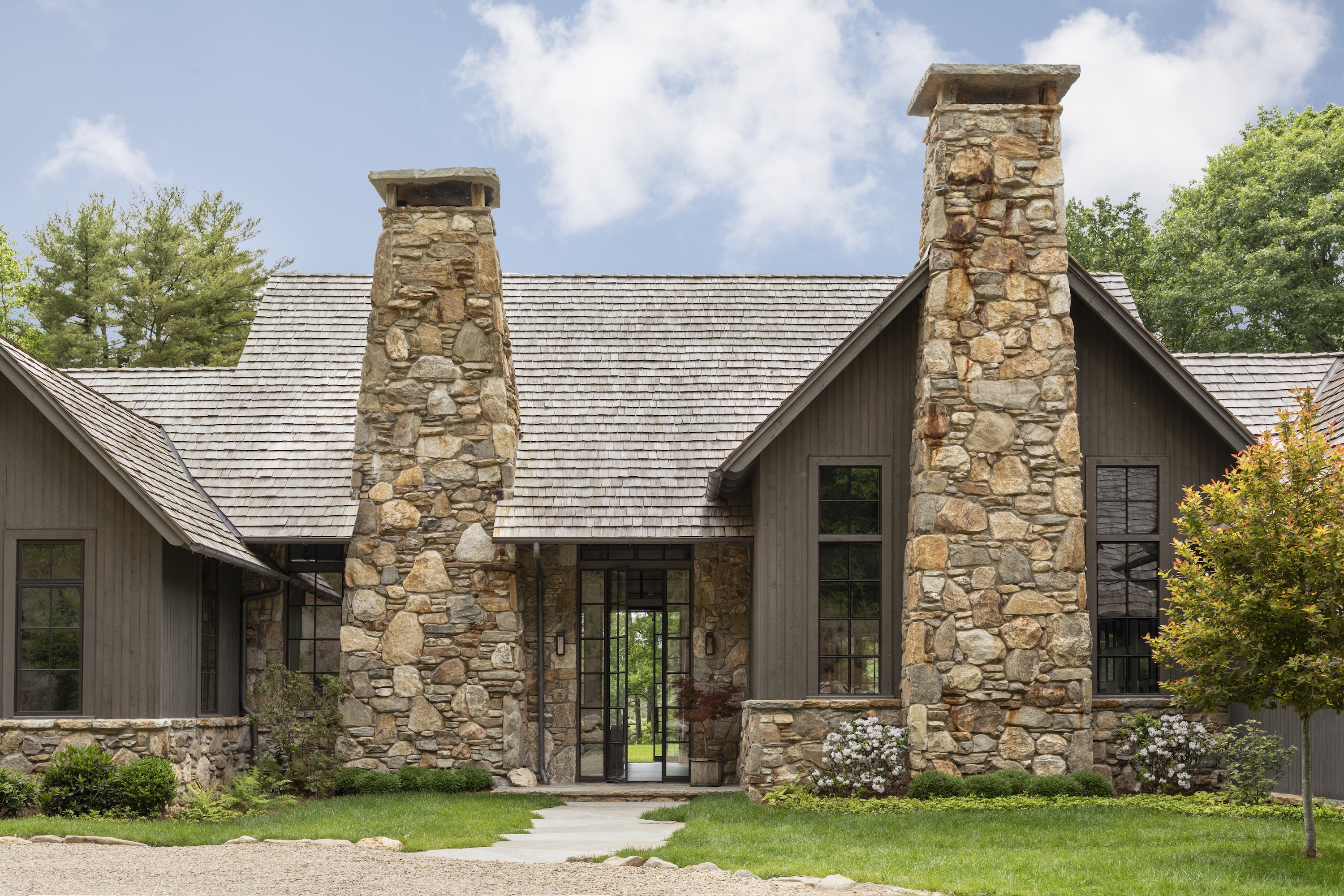TS-Adams-Studio-Architects-Atlanta-Georgia-Meadow's-Edge-Exterior-Front-Chimneys