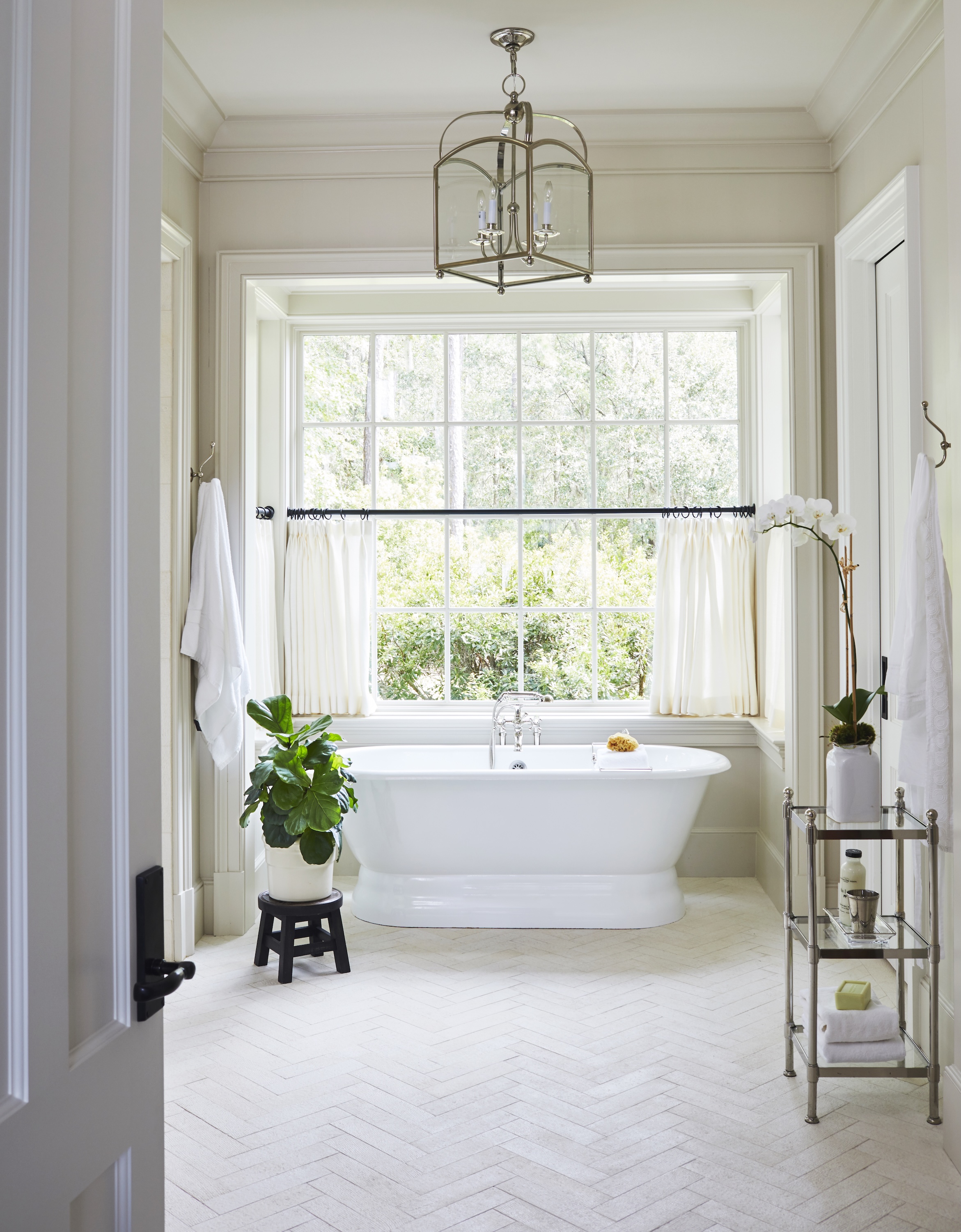 TS-Adams-Studio-Architects-Atlanta-Georgia-Lowcountry-Lakehouse-Interior-Bathroom-Tub