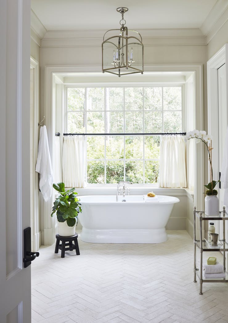 TS-Adams-Studio-Architects-Atlanta-Georgia-Lowcountry-Lakehouse-Interior-Bathroom-Tub