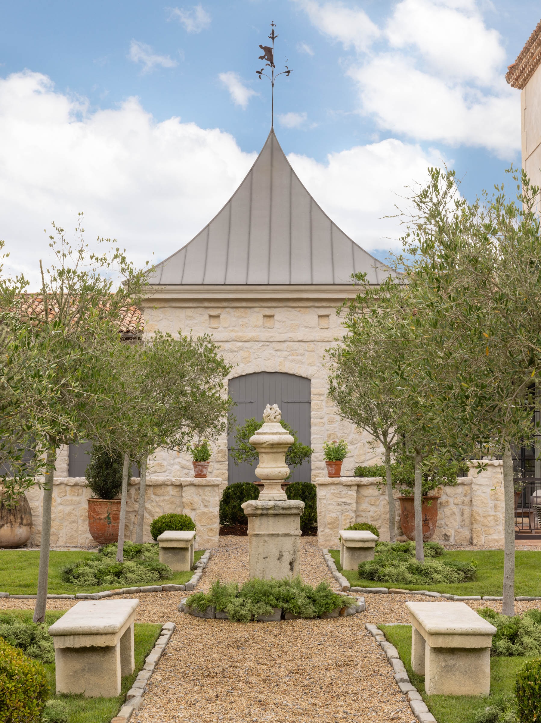 TS-Adams-Studio-Architects-Atlanta-Georgia-Villa-on-the-Bluff-Exterior-Front-Garden-Pathway