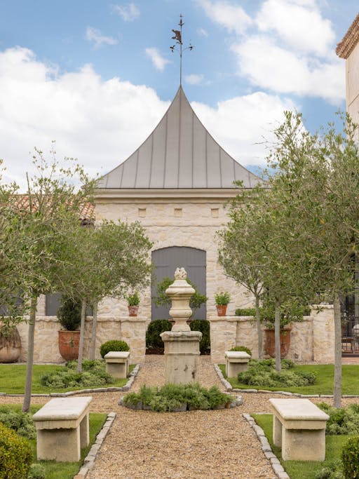 TS-Adams-Studio-Architects-Atlanta-Georgia-Villa-on-the-Bluff-Exterior-Front-Garden-Pathway