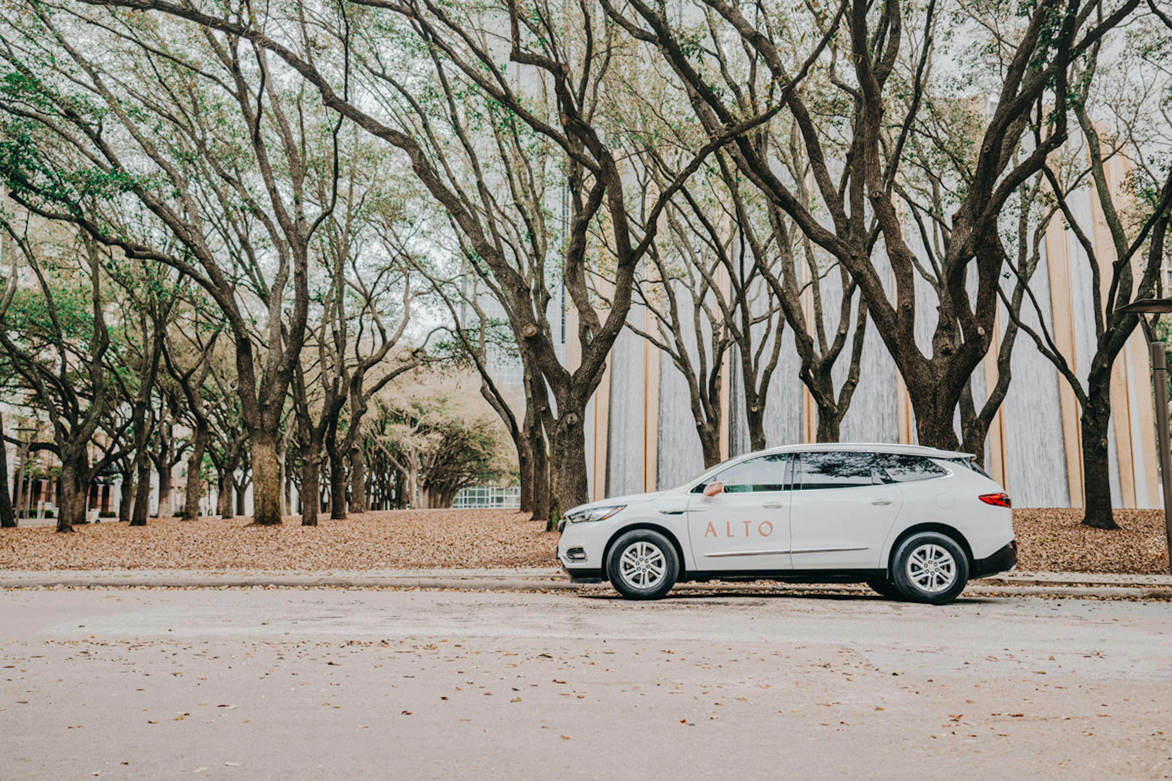 Alto-Car-in-Front-of-Houston-Area-Fountain