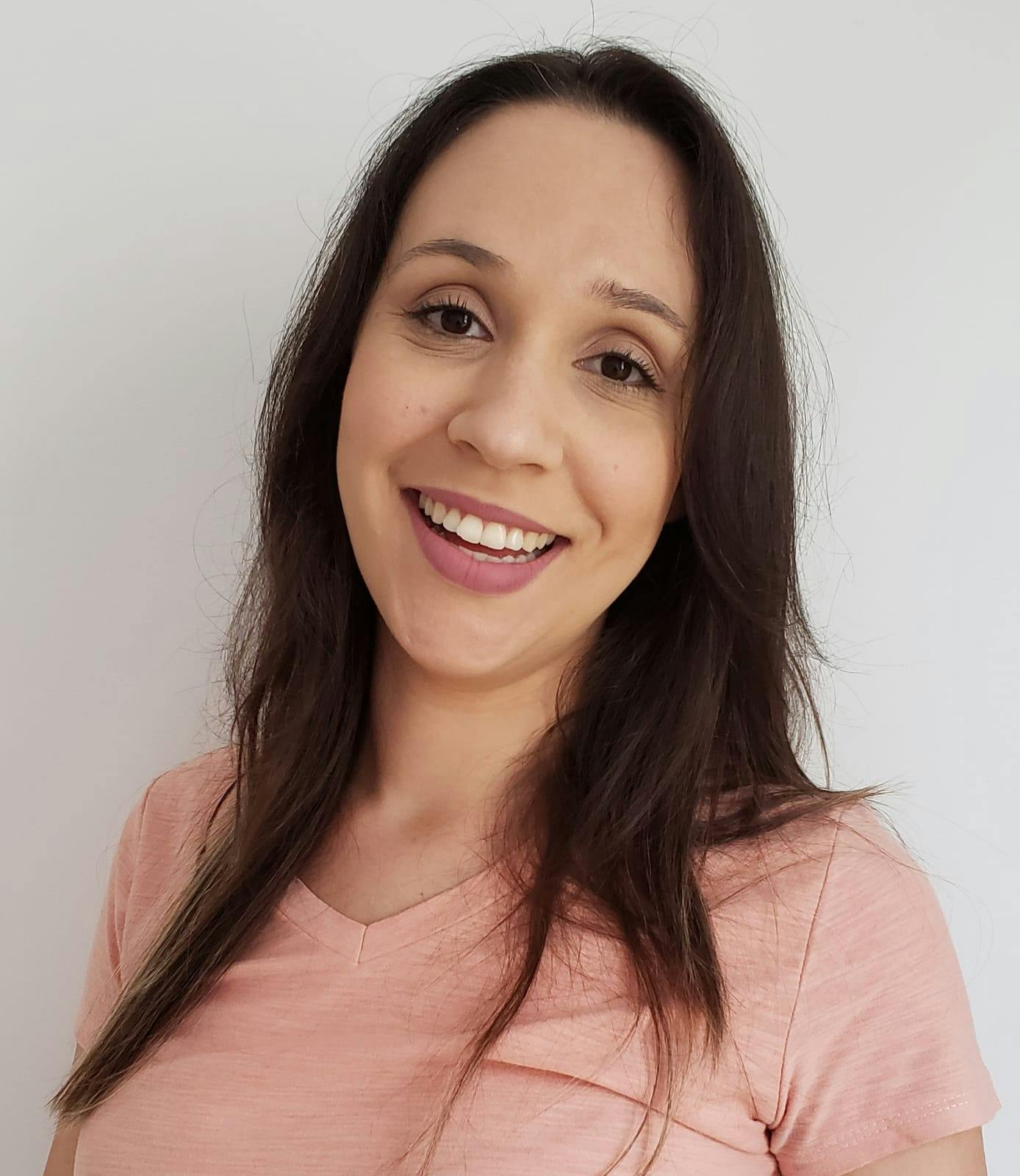 mulher sorrindo com camiseta salmão