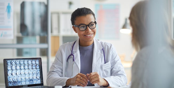 Médica mostrando resultados dos exames para paciente