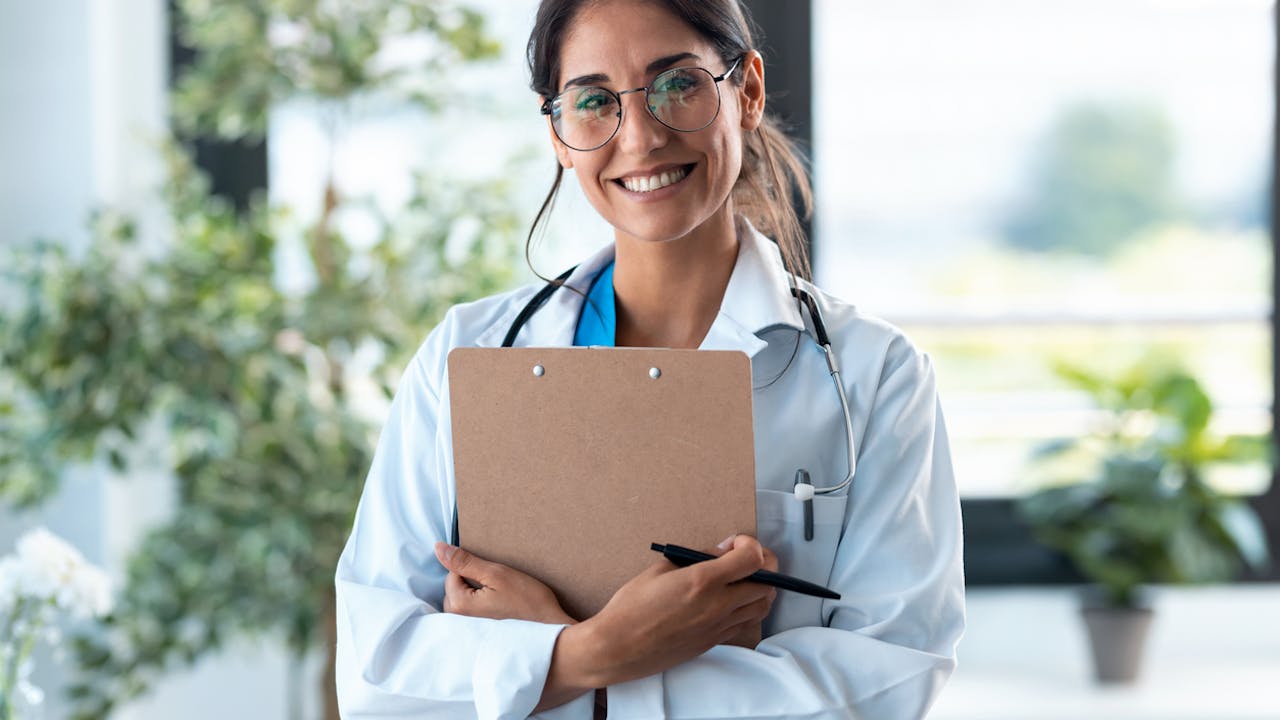 Médica sorrindo