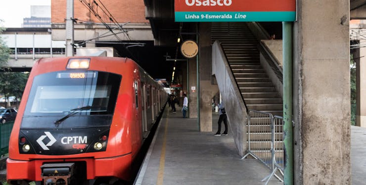 plataforma da estação da CPTM com trem indo sentido Osasco