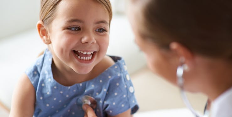 Criança sendo examinada na pediatria