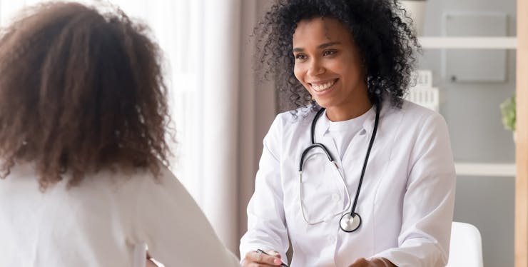 Médico atendendo paciente
