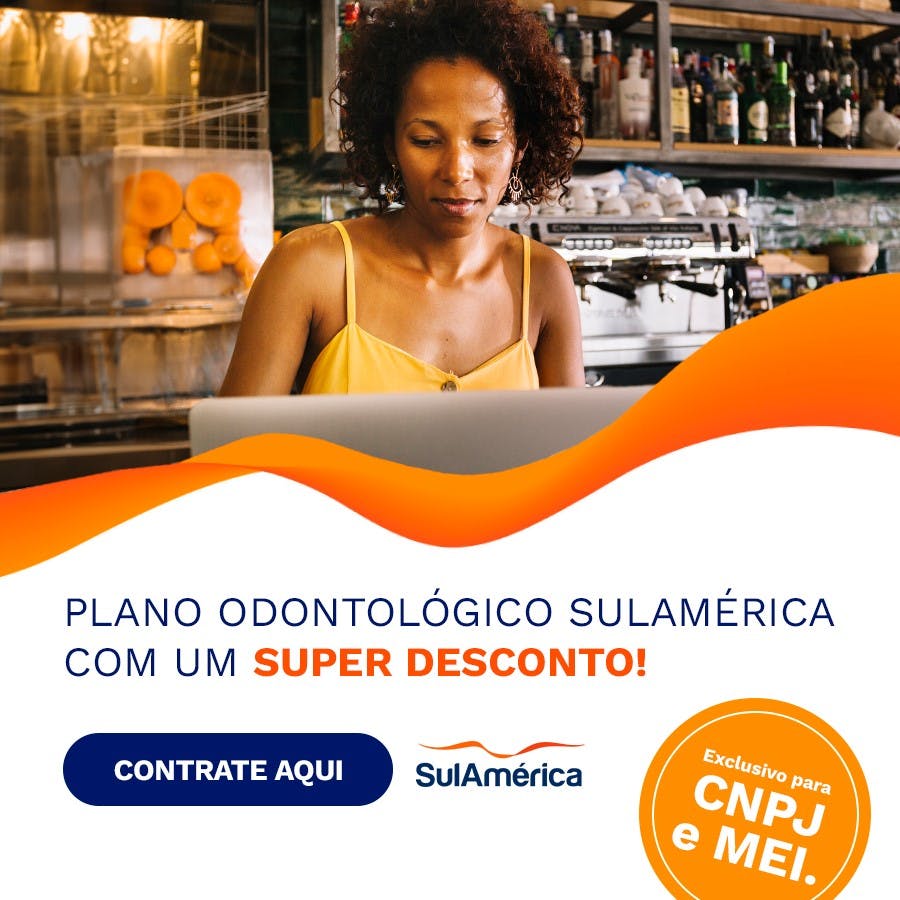 Banner SulAmérica Odonto, com mulher sorrindo procurando o plano sulAmérica no notebook