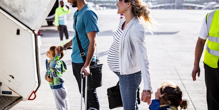 Família entrando no avião para viajar