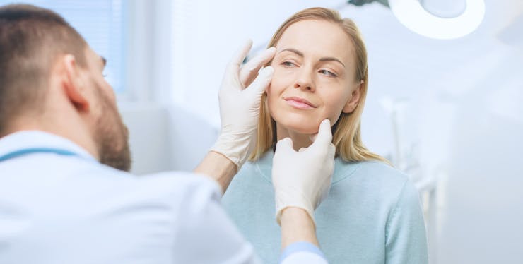 médico analisando rosto de paciente