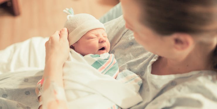 mãe e bebê juntos na maternidade