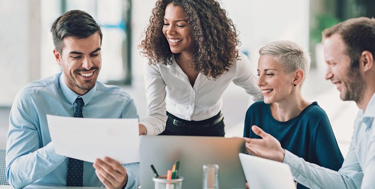 Funcionários em reunião da empresa