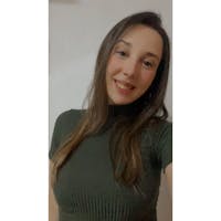 Mulher sorrindo com blusa verde