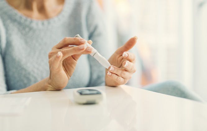 Mulheres medindo porcentagem de glicose no sangue