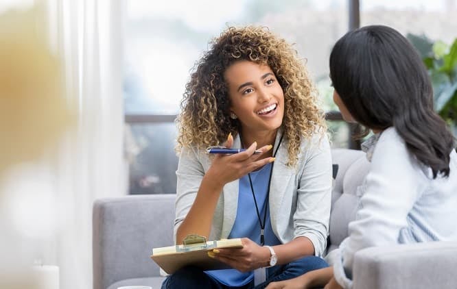 especialista conversando com a sua cliente