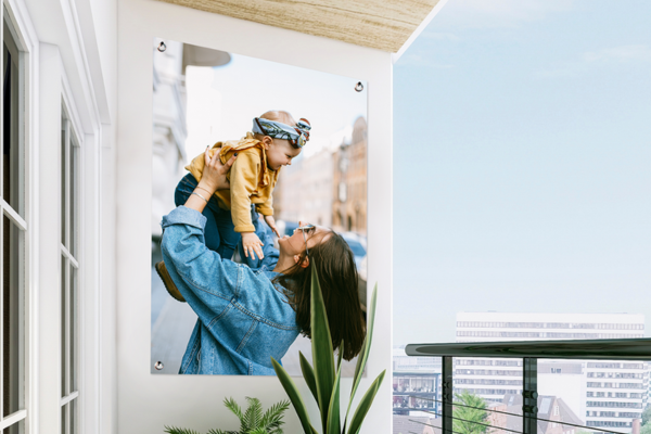 Tuinposter balkon met moeder en kind