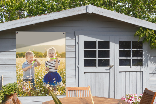 Tuinposter kinderen in bloemenveld