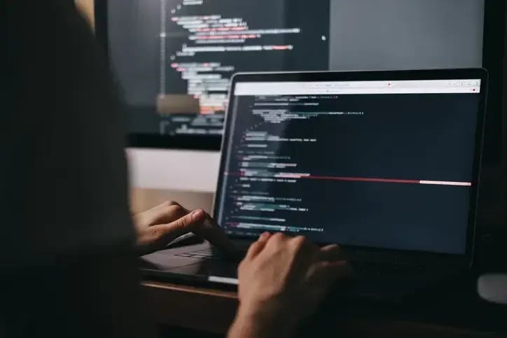 Desenvolvedor programando em seu computador