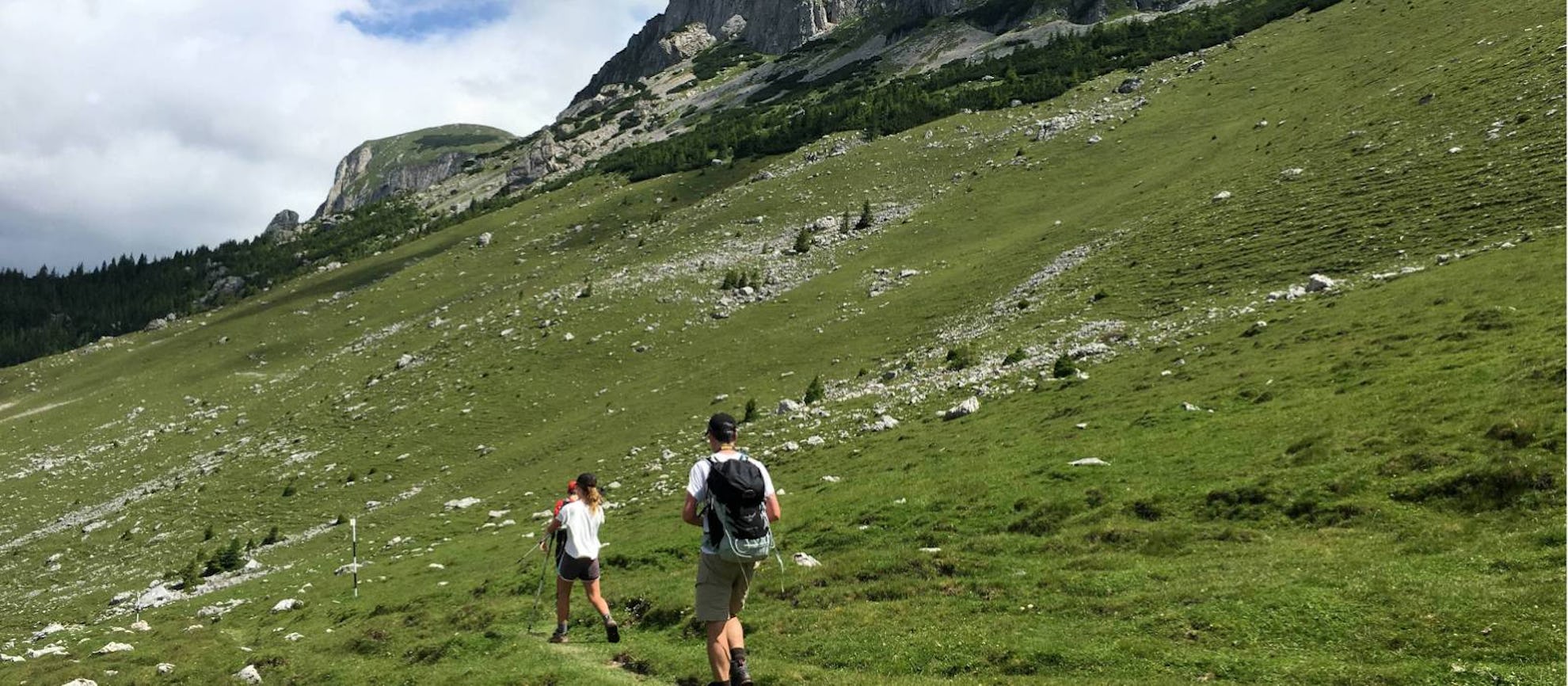 Oameni călătorind pe munți în Transilvania
