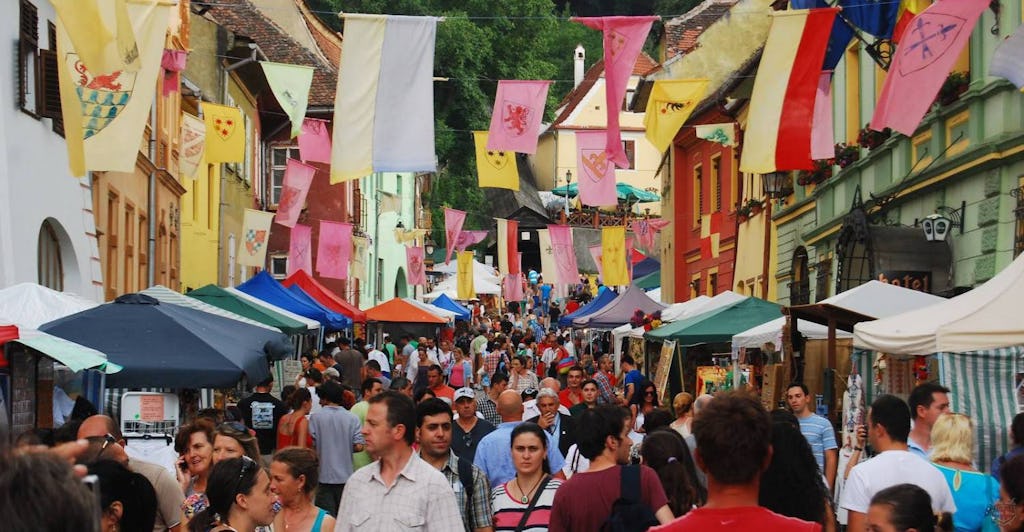 Oameni pe străzi în Sighișoara la festivalul medieval
