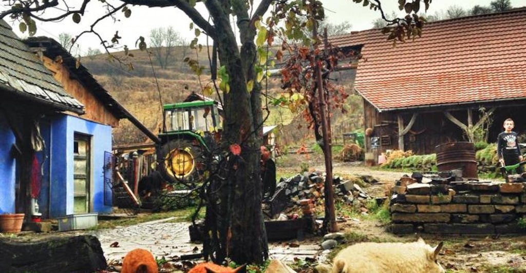Fermă bio cu tractor și șură în Transilvania