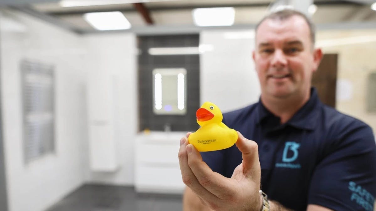Bathroom chain scale with Tweak and a duck