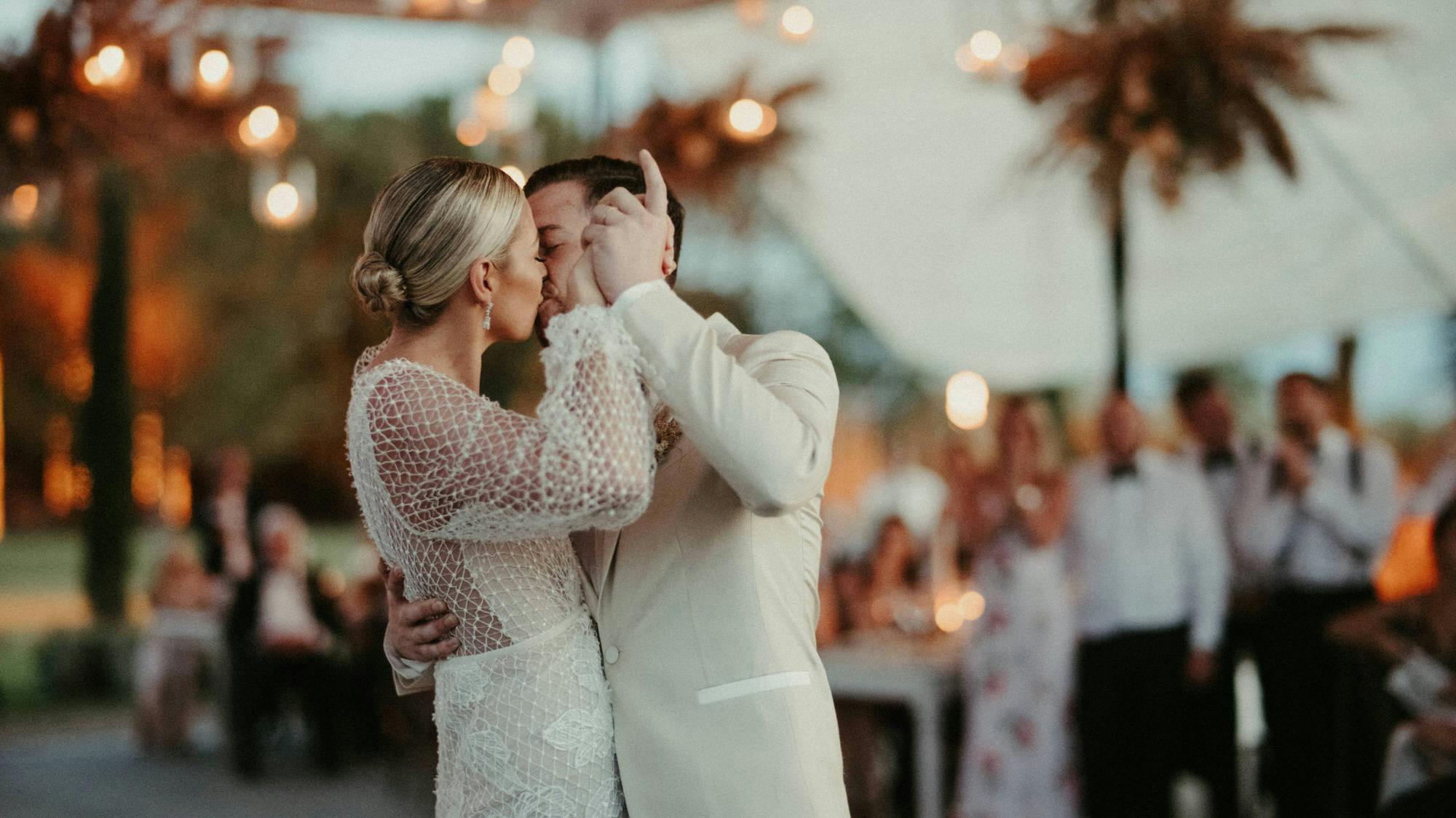 first dance of couple kissing in san miguel