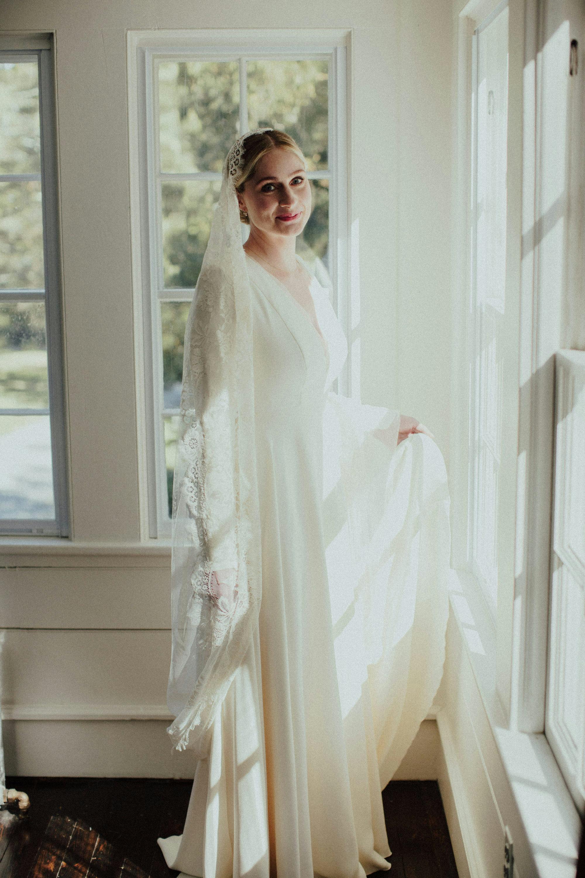 elegant pictures of bride at floating farmhouse new york