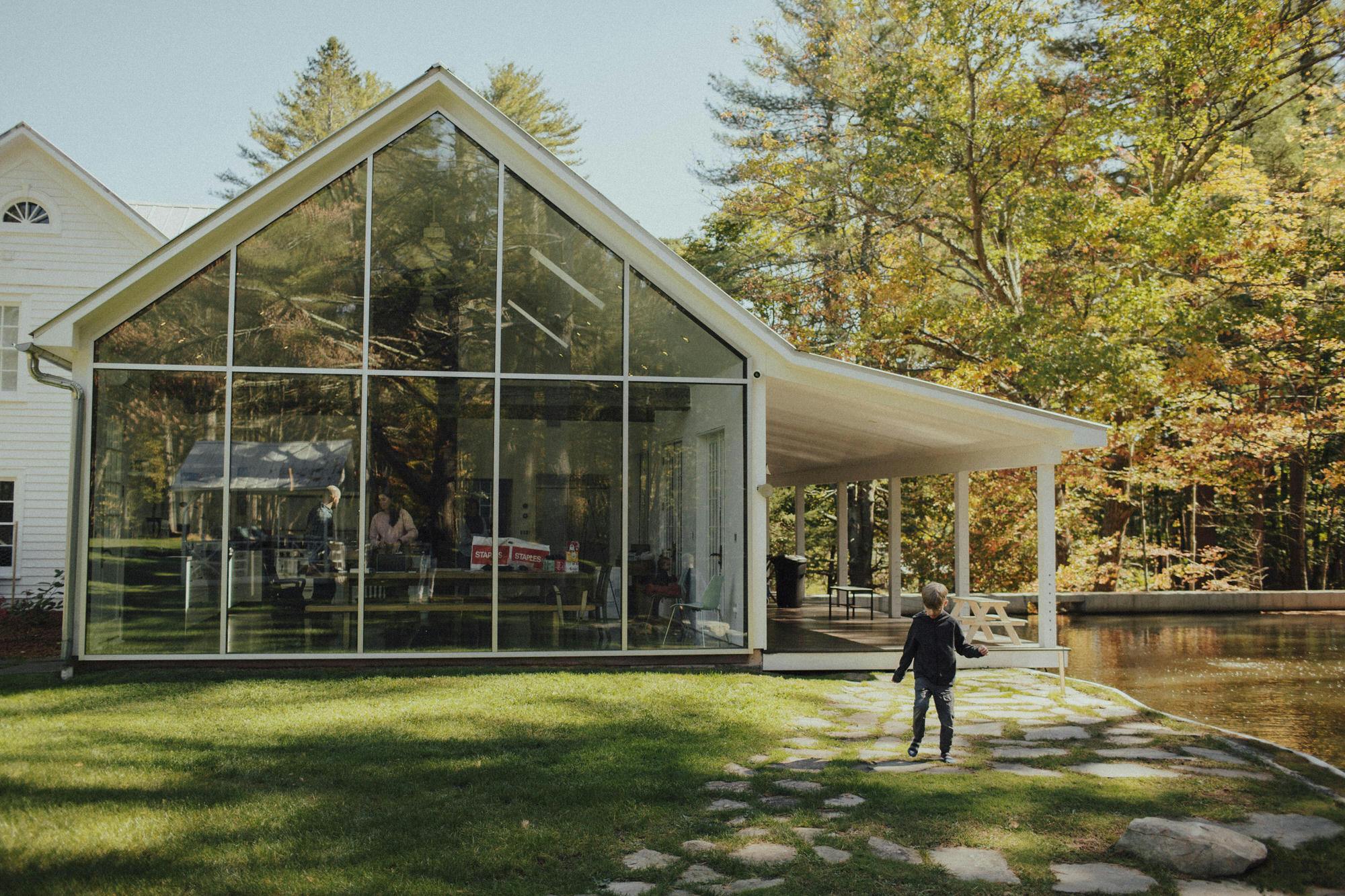 pictures of the floating farmhouse in new york