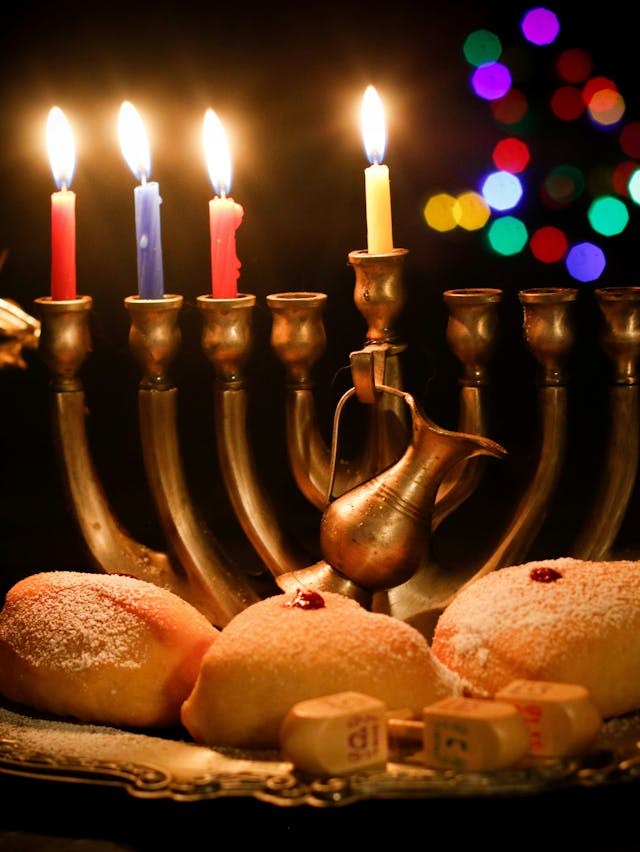 חנוכייה וסופגניות