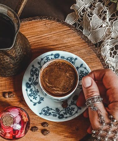 הקוראת בקפה