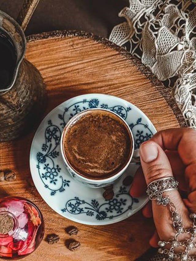 הקוראת בקפה