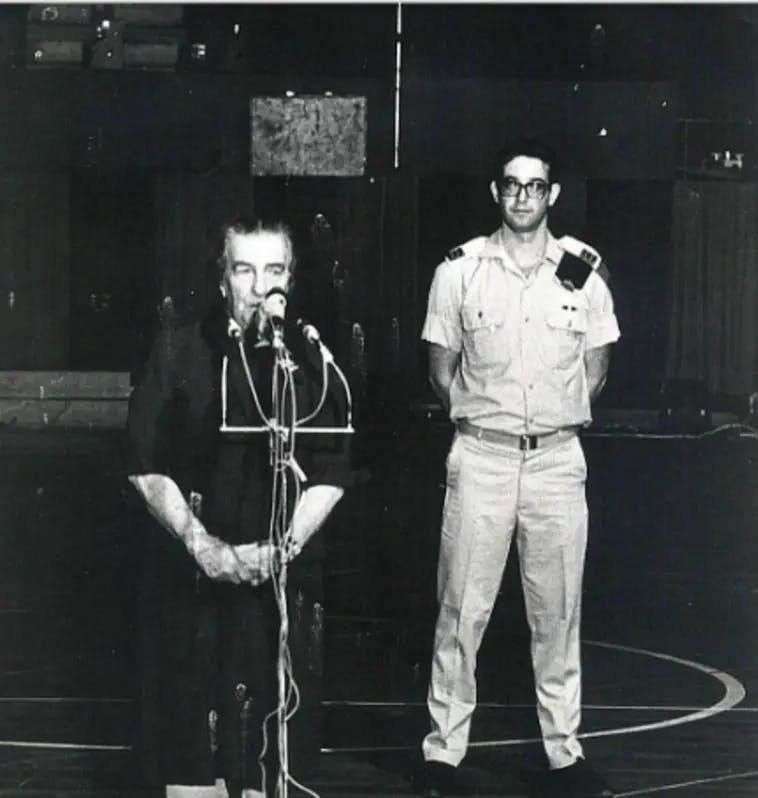 רב סרן עודד חרמוני ז״ל עם גולדה מאיר