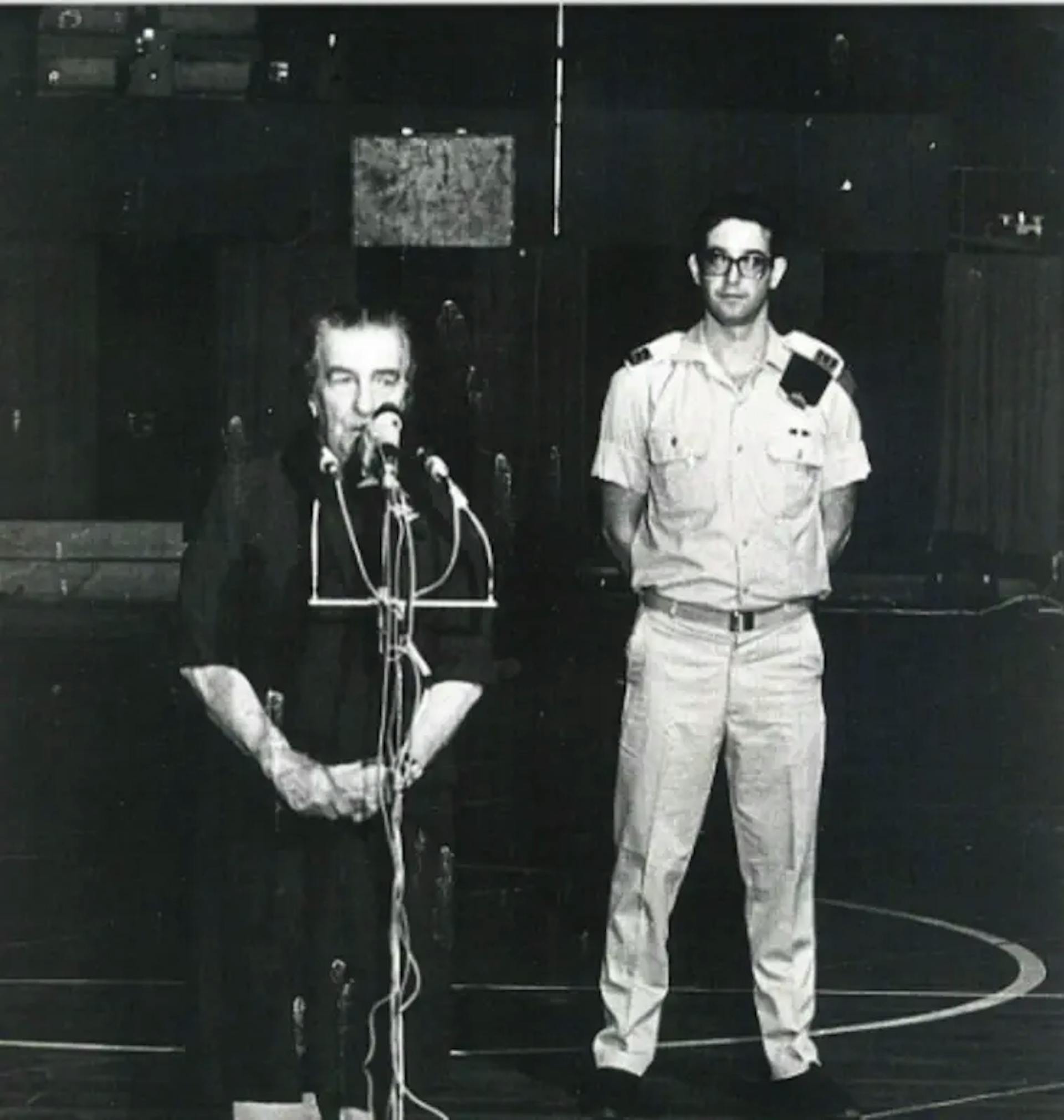 רב סרן עודד חרמוני ז״ל עם גולדה מאיר