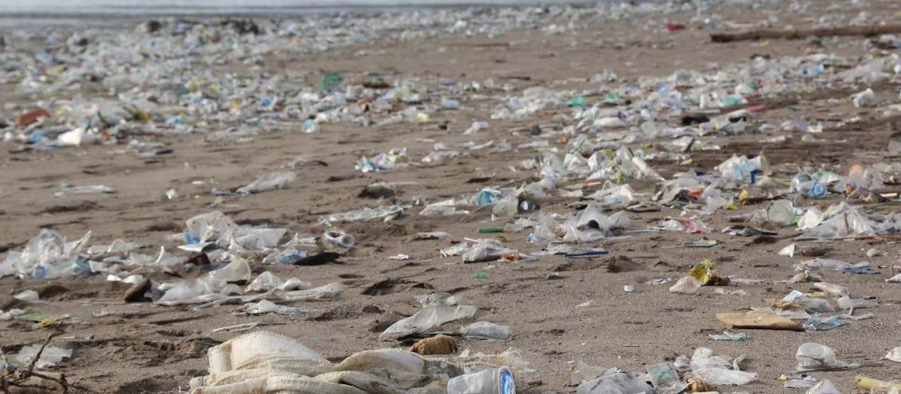 Plage polluée par des déchets plastique