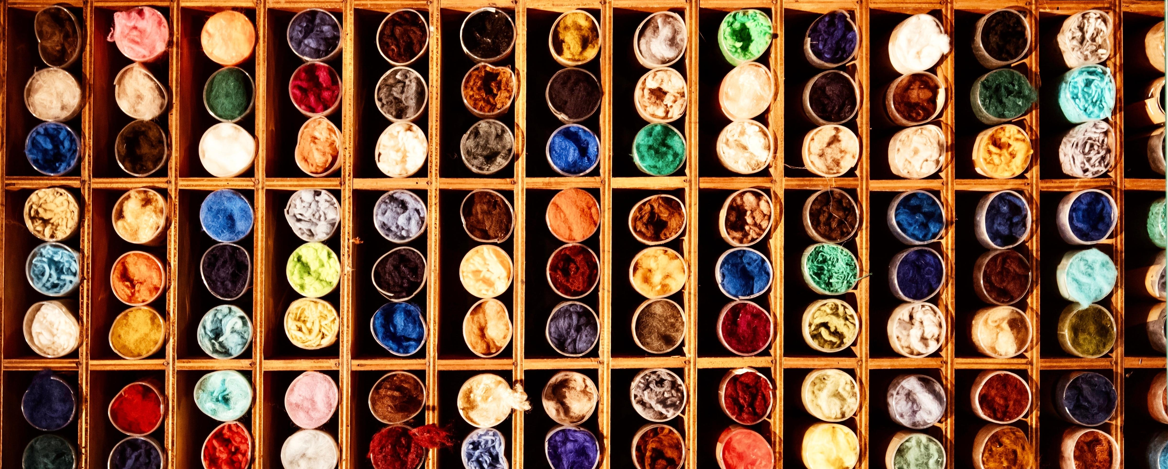 Étagère avec échantillons de laine teintée