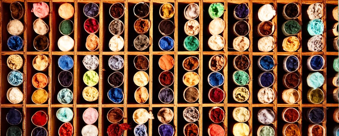 Étagère avec échantillons de laine teintée