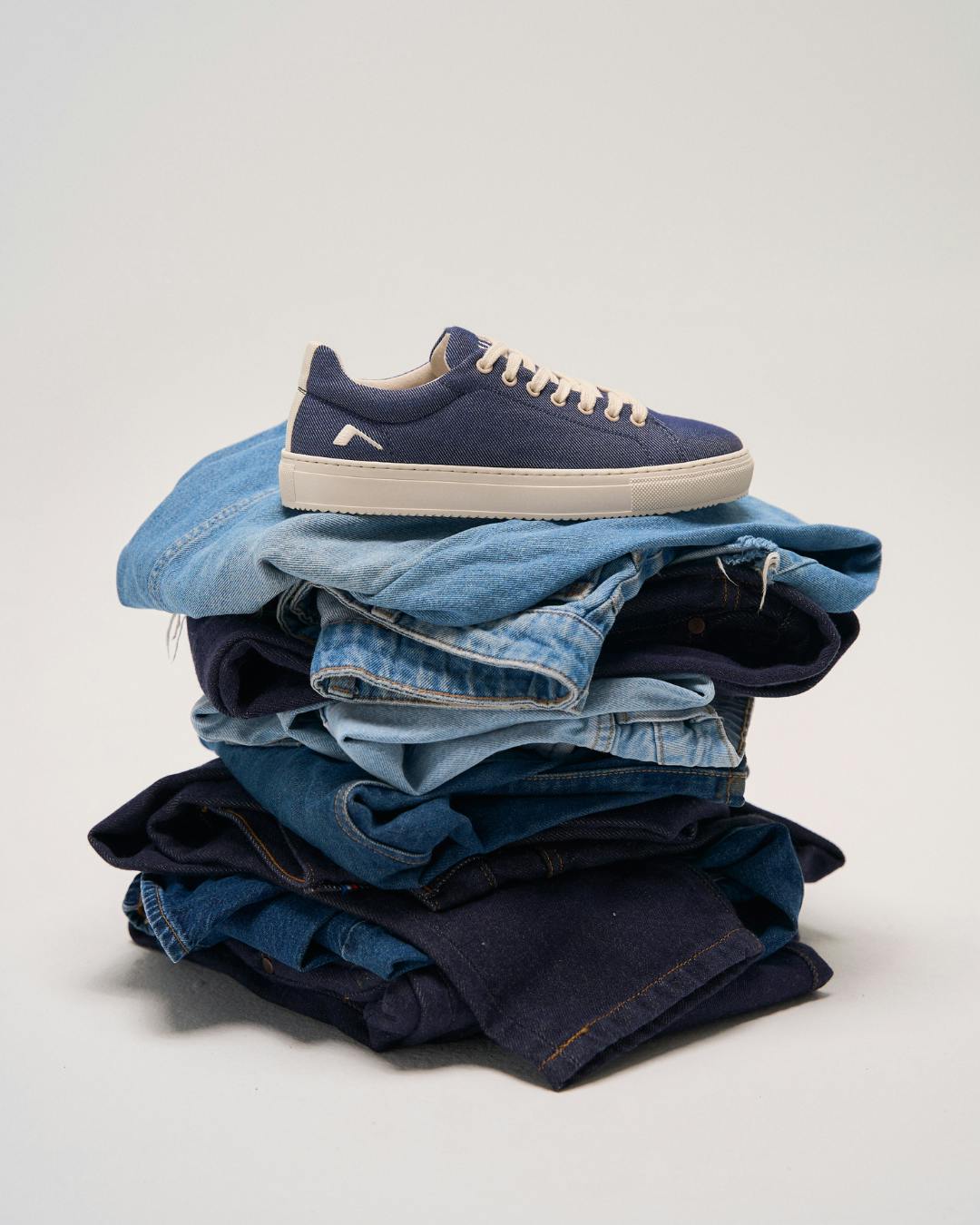 Denim recyclé : comment un jean usé devient une paire de baskets ?